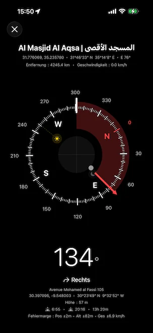 Präzisionskompass, der zu Al Masjid Al Aqsa in Jerusalem führt, zeigt Zielpeilung E 76°, Entfernung 4 245,4 km, aktuellen Kurs 136° mit Rechtsdrehungsanzeige, plus aktuelle GPS-Koordinaten, Höhe, Sonnenaufgangs- und Sonnenuntergangszeiten und einen Fehlertoleranzblock