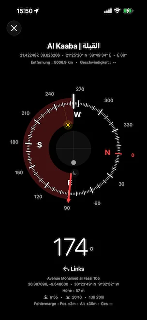 Präzisionskompass ausgerichtet auf die Kaaba, die Qibla in Mekka (Saudi-Arabien), zeigt Entfernung 5 006,9 km, Zielpeilung E 89°, aktuellen Kurs 106° mit Linksdrehungsanzeige, Sonne- und Mondsymbole auf dem Zifferblatt und einen roten hervorgehobenen Bogen, der den Ausrichtungsbereich zur Destination anzeigt