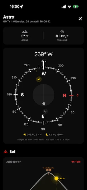 Modo Astro de la brújula al rumbo 251° O, mostrando la posición en directo del sol (azimut 106,5°, elevación 52,3°) y de la luna (azimut 332,3°, elevación -65,1°) proyectada sobre el cuadrante, con la altitud, la velocidad actual y un gráfico de trayectoria del sol comenzando debajo