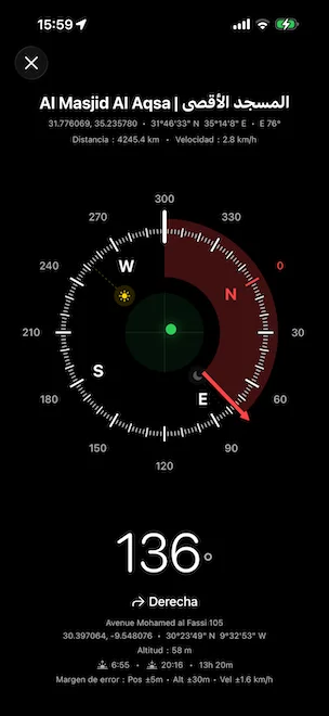 Brújula de precisión guiando hacia Al Masjid Al Aqsa en Jerusalén, mostrando el rumbo de destino E 76°, la distancia 4.245,4 km, el rumbo actual 136° con indicación de giro a la derecha, más las coordenadas GPS actuales, la altitud, las horas de salida y puesta del sol y un bloque de margen de error