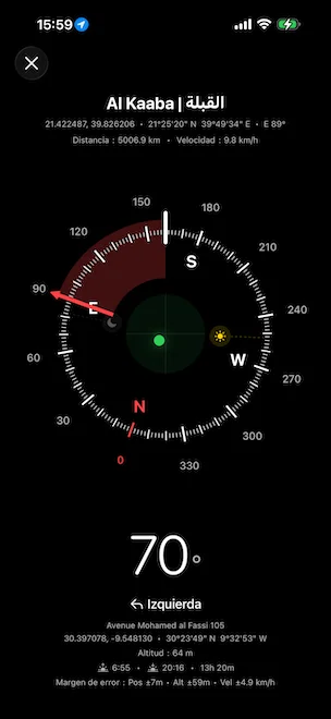 Brújula de precisión orientada hacia la Kaaba, la Qibla en La Meca (Arabia Saudí), mostrando la distancia 5.006,9 km, el rumbo de destino E 89°, el rumbo actual 106° con indicación de giro a la izquierda, los iconos del sol y la luna posicionados en el cuadrante y un arco rojo resaltado que indica el rango de alineación hacia el destino