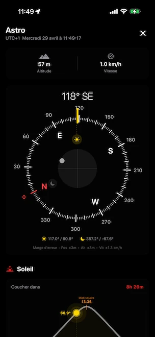 Mode Astro de la boussole au cap 251° O, affichant la position en direct du soleil (azimut 106,5°, élévation 52,3°) et de la lune (azimut 332,3°, élévation -65,1°) projetée sur le cadran, avec l'altitude, la vitesse actuelle et un graphique de trajectoire du soleil débutant en dessous