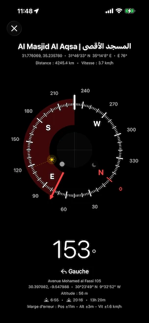 Boussole de précision guidant vers Al Masjid Al Aqsa à Jérusalem, affichant le relèvement de destination E 76°, la distance 4 245,4 km, le cap actuel 136° avec une indication de virage à droite, plus les coordonnées GPS actuelles, l'altitude, les heures de lever et coucher du soleil et un bloc de marge d'erreur