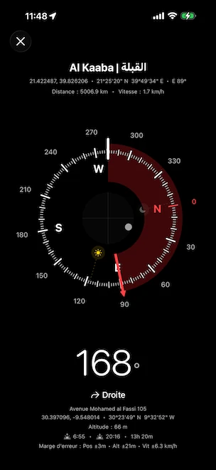 Boussole de précision orientée vers la Kaaba, la Qibla à La Mecque (Arabie saoudite), affichant la distance 5 006,9 km, le relèvement de destination E 89°, le cap actuel 106° avec une indication de virage à gauche, les icônes du soleil et de la lune positionnées sur le cadran et un arc rouge surligné indiquant la plage d'alignement vers la destination