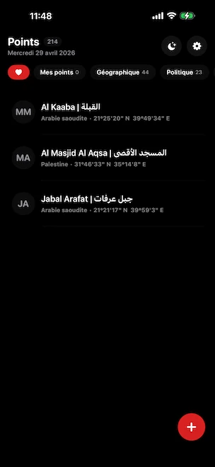 Écran d'accueil Pins de Arrow to Pin affichant 3 points de départ enregistrés filtrés par Favoris, avec onglets de catégorie pour Personnel, Géographique, Politique et Religieux ; la liste affiche la Kaaba (Arabie saoudite), Al Masjid Al Aqsa (Palestine) et Jabal Arafat (Arabie saoudite) avec des coordonnées GPS précises au format degrés-minutes-secondes