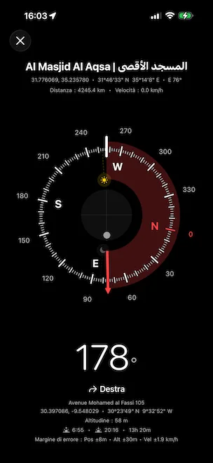 Bussola di precisione che guida verso Al Masjid Al Aqsa a Gerusalemme, che mostra il rilevamento di destinazione E 76°, la distanza 4 245,4 km, il cap attuale 136° con un'indicazione di svolta a destra, più le coordinate GPS attuali, l'altitudine, gli orari di alba e tramonto e un blocco di margine di errore