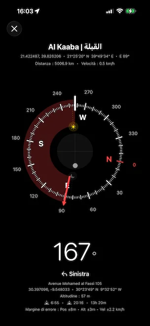 Bussola di precisione orientata verso la Kaaba, la Qibla a La Mecca (Arabia Saudita), che mostra la distanza 5 006,9 km, il rilevamento di destinazione E 89°, il cap attuale 106° con un'indicazione di svolta a sinistra, le icone del sole e della luna posizionate sul quadrante e un arco rosso evidenziato che indica l'intervallo di allineamento verso la destinazione