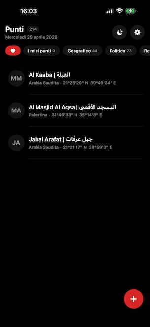 Schermata principale Pins di Arrow to Pin con 3 punti di partenza salvati filtrati per Preferiti, con schede di categoria per Personale, Geografico, Politico e Religioso; l'elenco mostra la Kaaba (Arabia Saudita), Al Masjid Al Aqsa (Palestina) e Jabal Arafat (Arabia Saudita) con coordinate GPS precise in formato gradi-minuti-secondi
